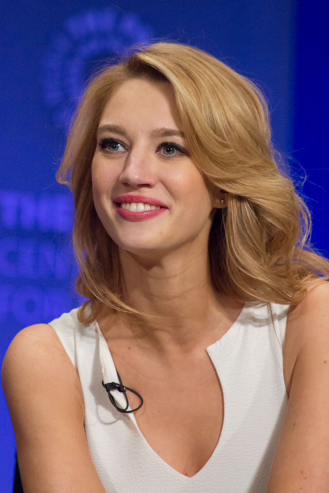 How tall is Yael Grobglas?